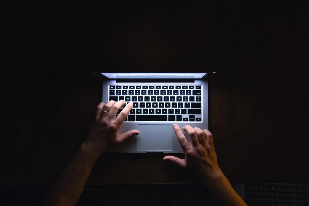 Cum Modeleaza AI Automatizarea si Dark Web Amenintarile Cibernetice Actuale