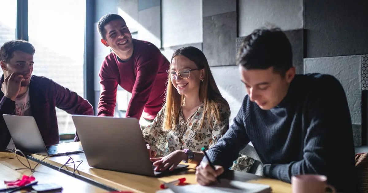 Tinerii lipsesc din domenii cheie ale tehnologiei moderne