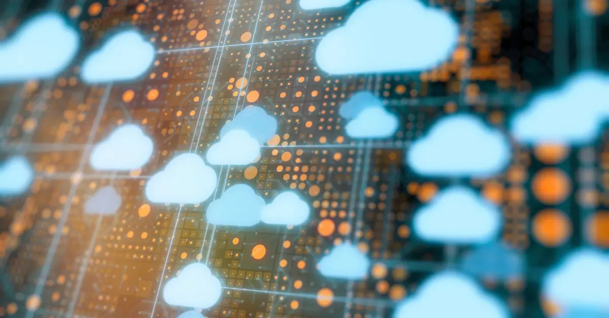 Coder integreaza agenti AI in mediul de dezvoltare cloud