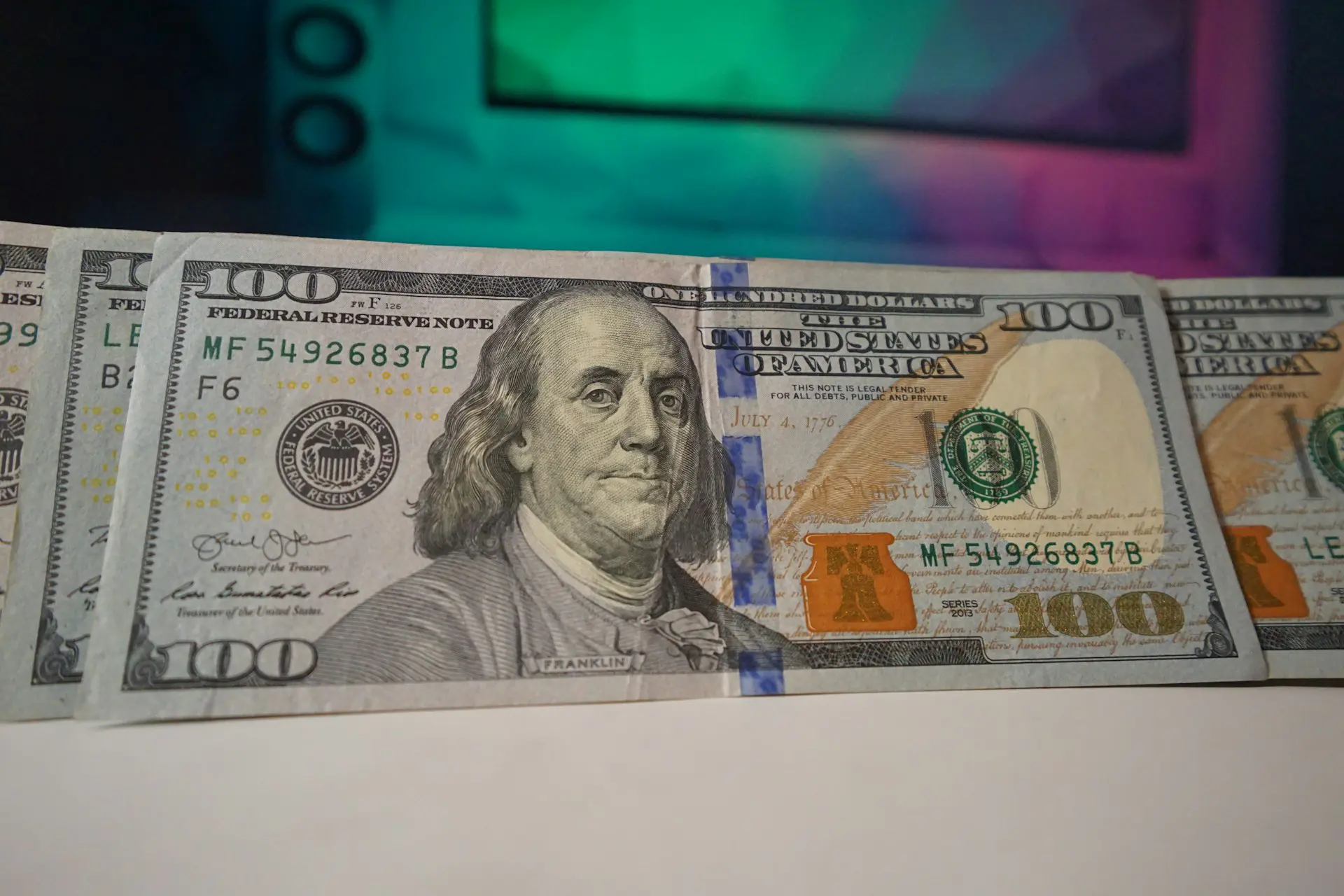 Dolarul american creste pe fondul datelor despre inflatie. Pietele valutare globale au traversat o perioada plina de volatilitate.