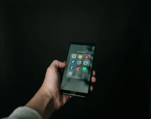 Inteligența artificiala, social media si securitatea cibernetica. De la motoare de recomandare la algoritmi de recunoastere faciala.