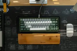 Afla cum poate AI-ul reduce volumul de munca in securitate cibernetica. Tehnologiile de tip AI promit sa revolutioneze.