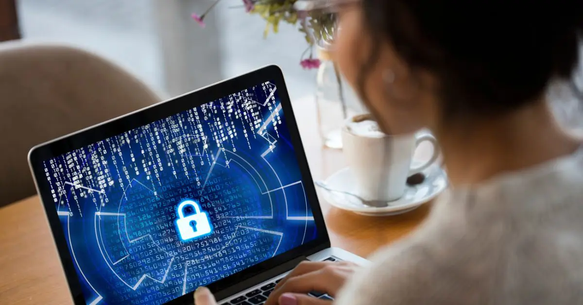 Tejasvi Manoj protejeaza seniorii de infractorii cibernetici online