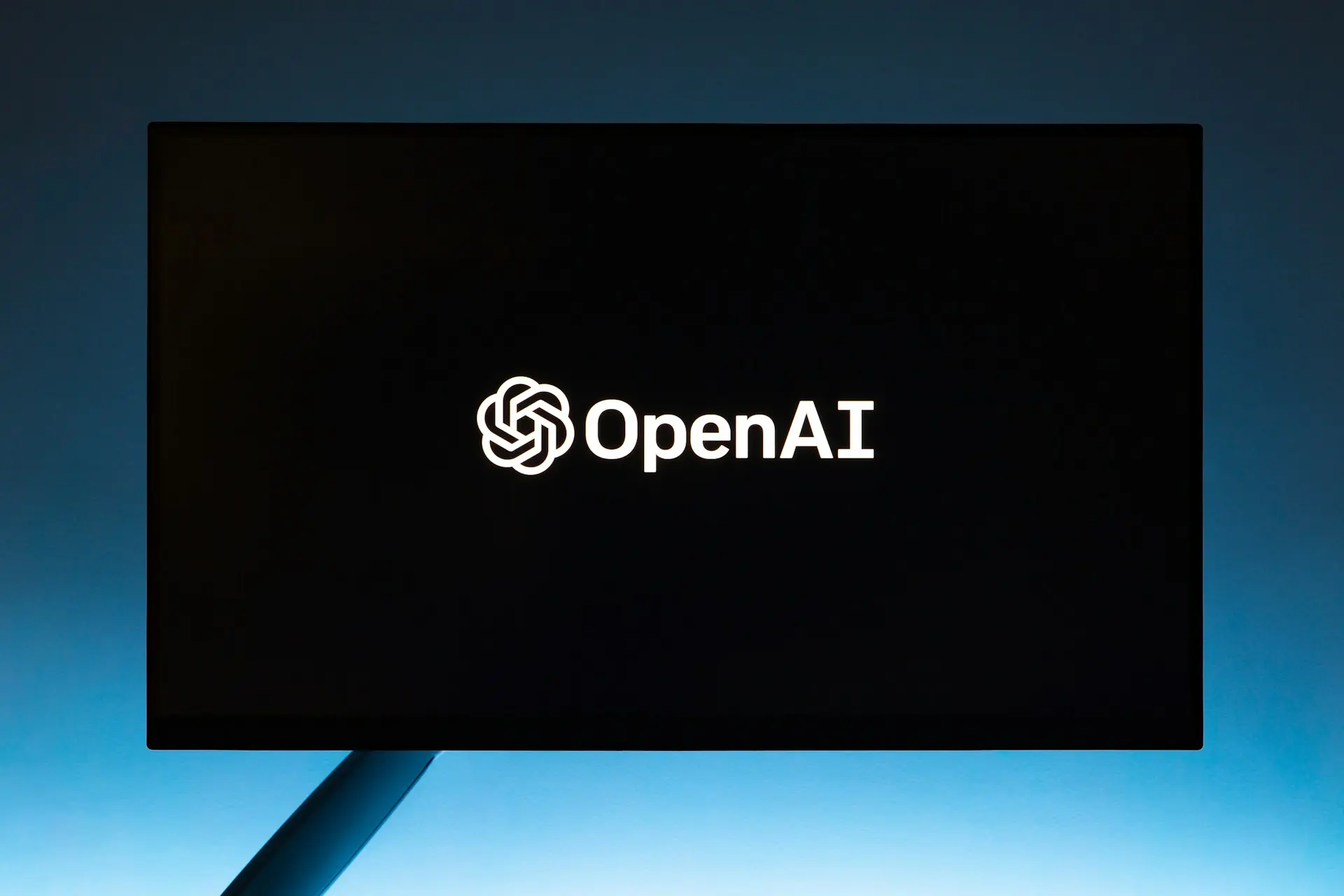 OpenAI investeste in AI