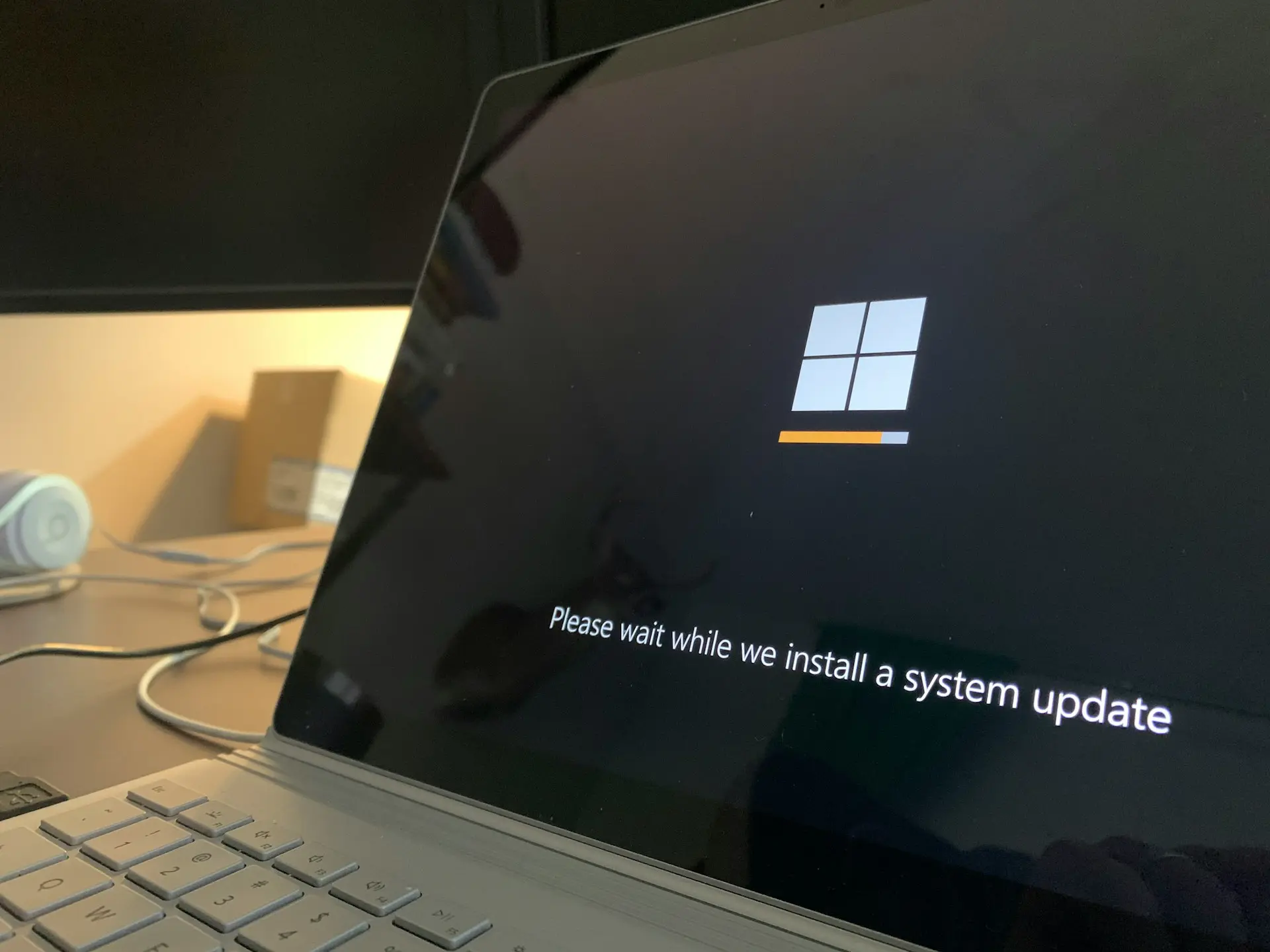 Actualizare critica Windows lansata de urgenta de Microsoft azi. Aceasta miscare prompta subliniaza riscul crescut care vizeaza utilizatorii.