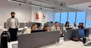 Cum sa scalezi DevOps enterprise fara a mari echipa