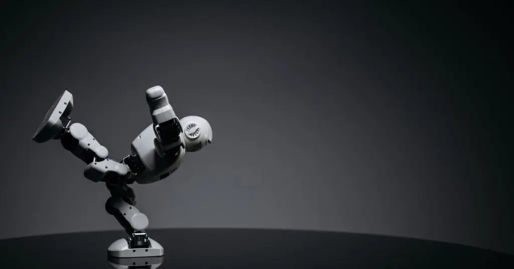 Robotul Tesla Optimus cade suspect in timpul unei demonstratii