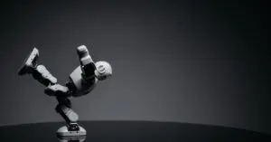 Robotul Tesla Optimus cade suspect in timpul unei demonstratii