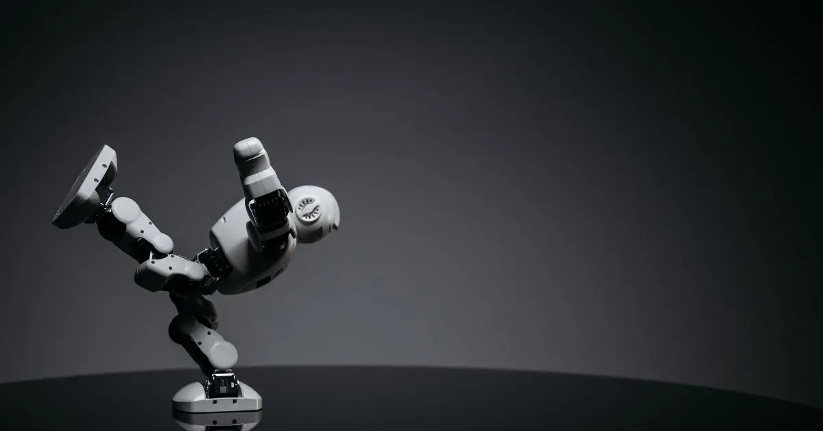 Robotul Tesla Optimus cade suspect in timpul unei demonstratii