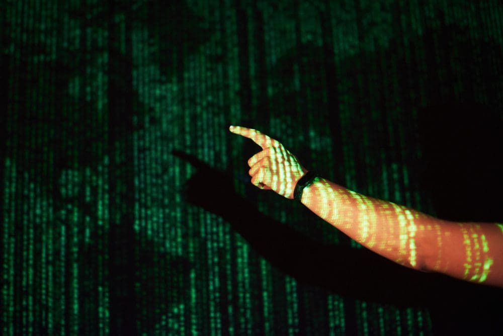 Securitatea cibernetică reprezintă fundamentul infrastructurii moderne, iar vulnerabilitățile în acest domeniu pot avea implicații devastatoare asupra economiilor și societăților globale.